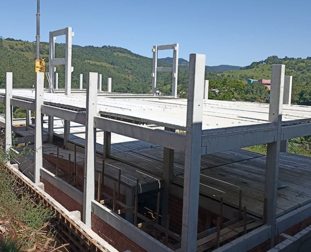  - Nova escola está em construção e deverá atender desde a creche até o 5o ano