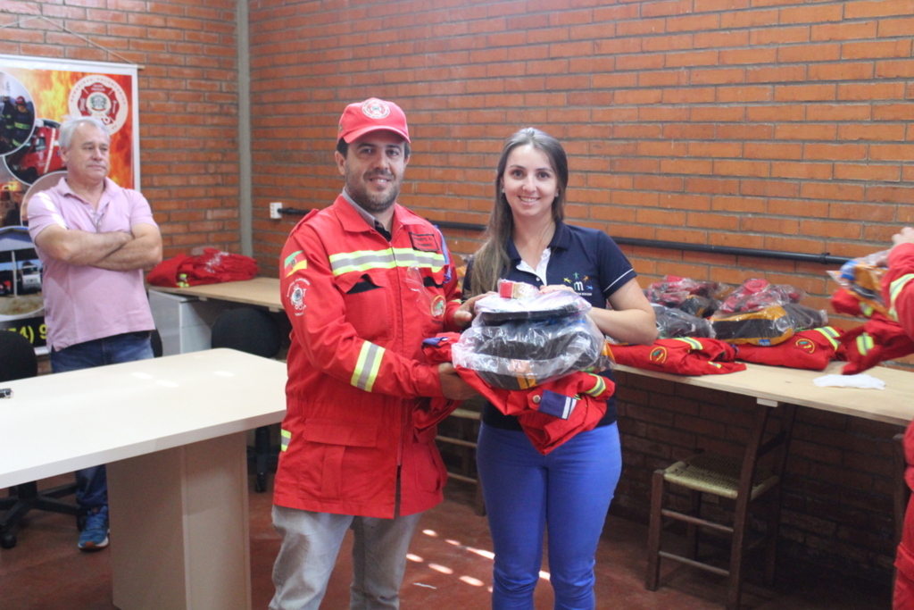 Consórcio Machadinho realiza entrega de uniformes aos Bombeiros de Barracão