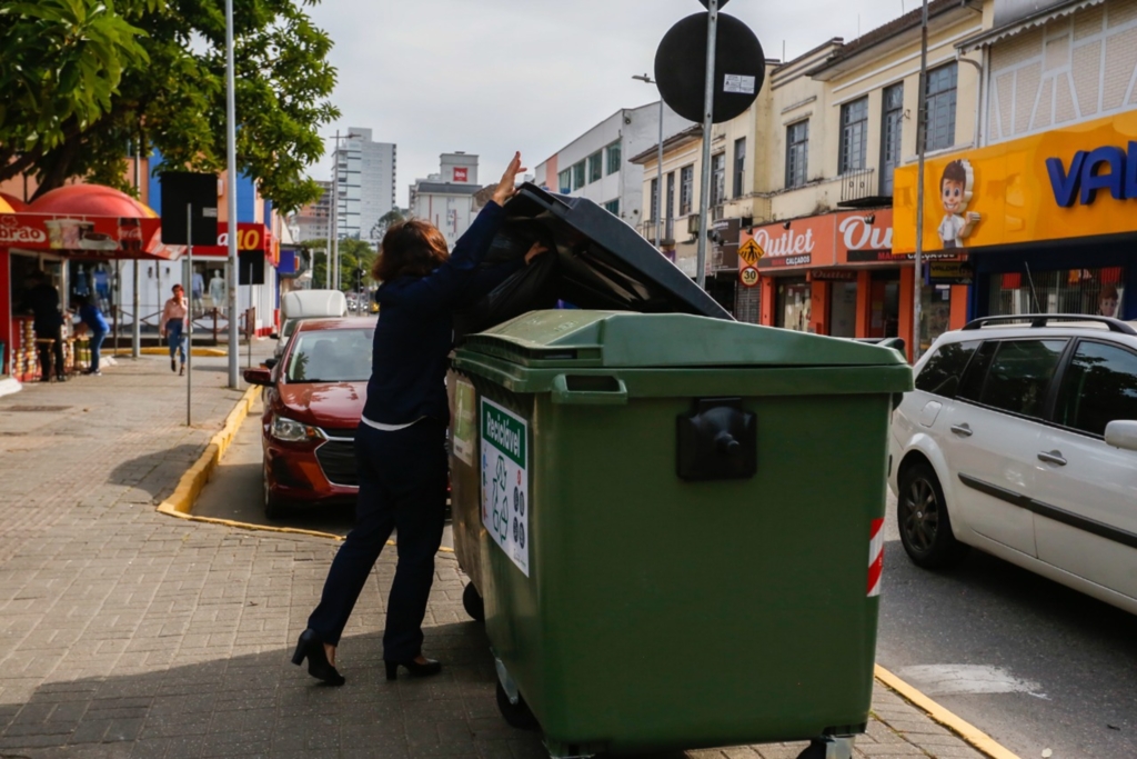 Coleta seletiva no Centro de Joinville terá adequação no horário