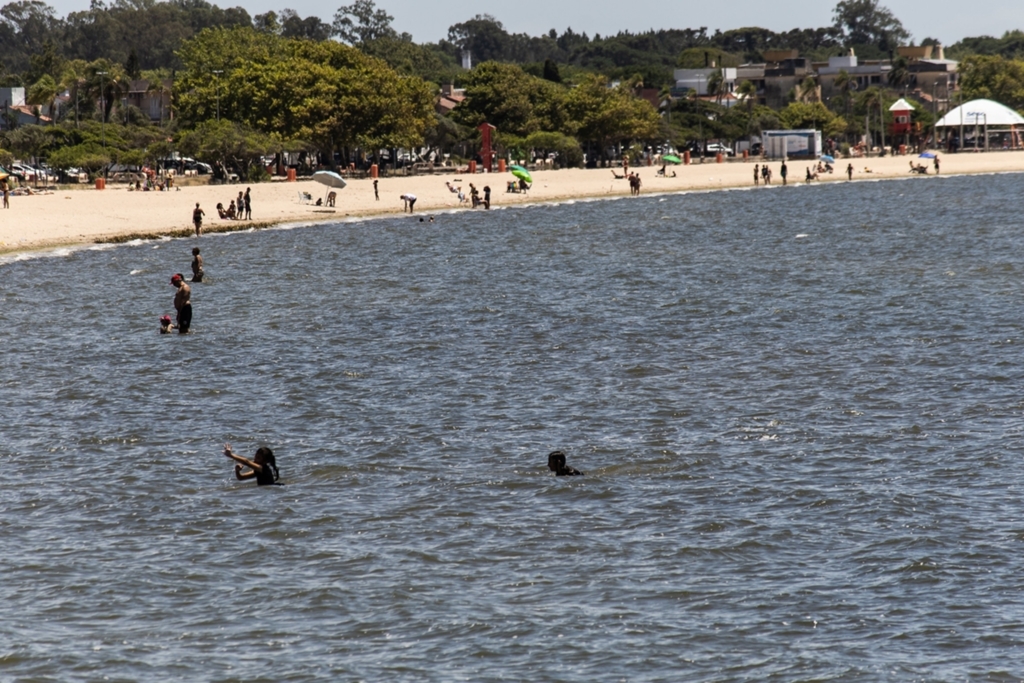 Foto: Michel Corvello/Ascom - DP - Verão leva banhistas às praias da região