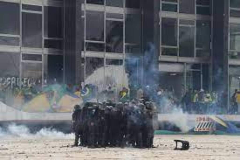 Ao menos 300 pessoas são presas após invasão do Palácio do Planalto, Congresso e STF