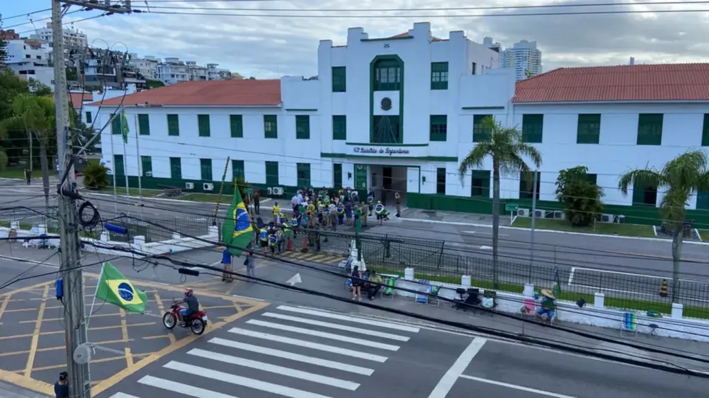 Após retirada de acampamento, bolsonaristas entram na sede do Exército em Florianópolis