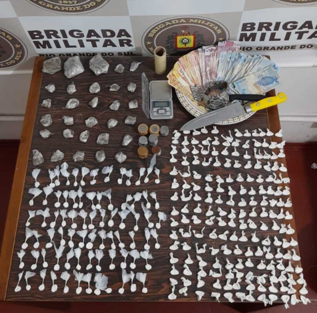 Divulgação BM - Porções de cocaína, maconha e crack foram encontrados com os traficantes