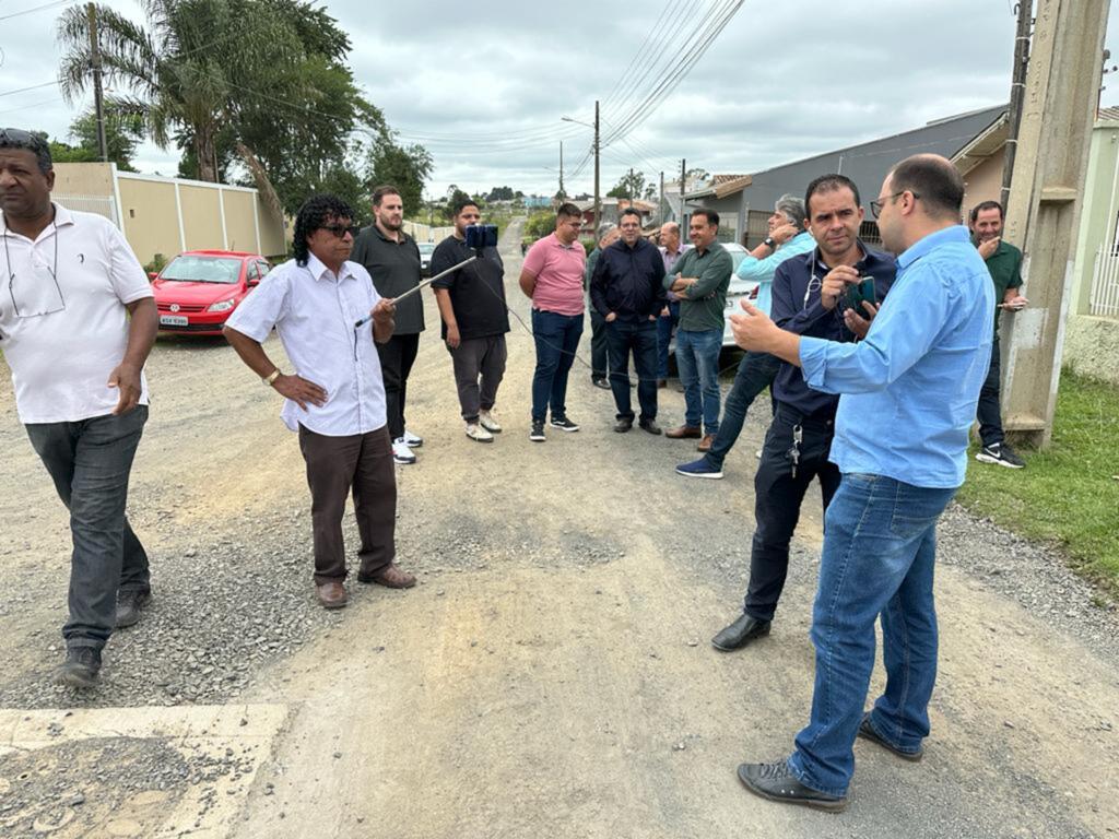 Juliano Polese, entrega ordem de serviço para pavimentação da rua Antenor Moreira, no bairro Universitário