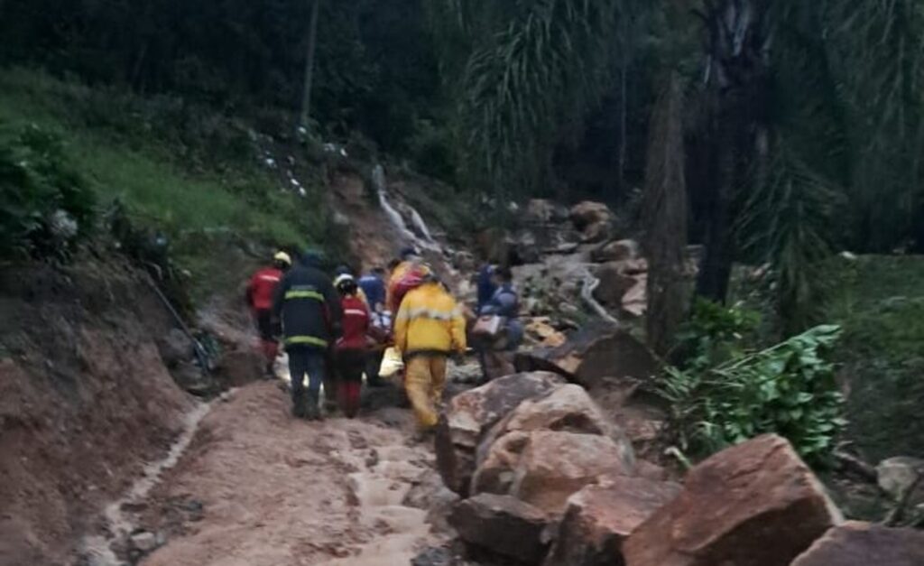 Chuva causa interdição de rodovia e pessoas precisam ser resgatadas em Alfredo Wagner