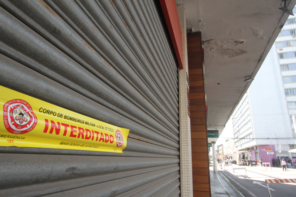 Lojas comerciais são interditadas após constatação de rachadura em marquise