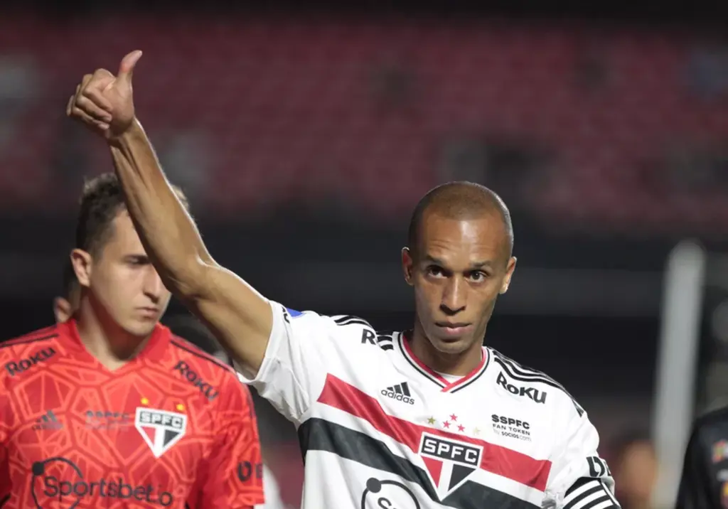 Zagueiro Miranda anuncia aposentadoria do futebol