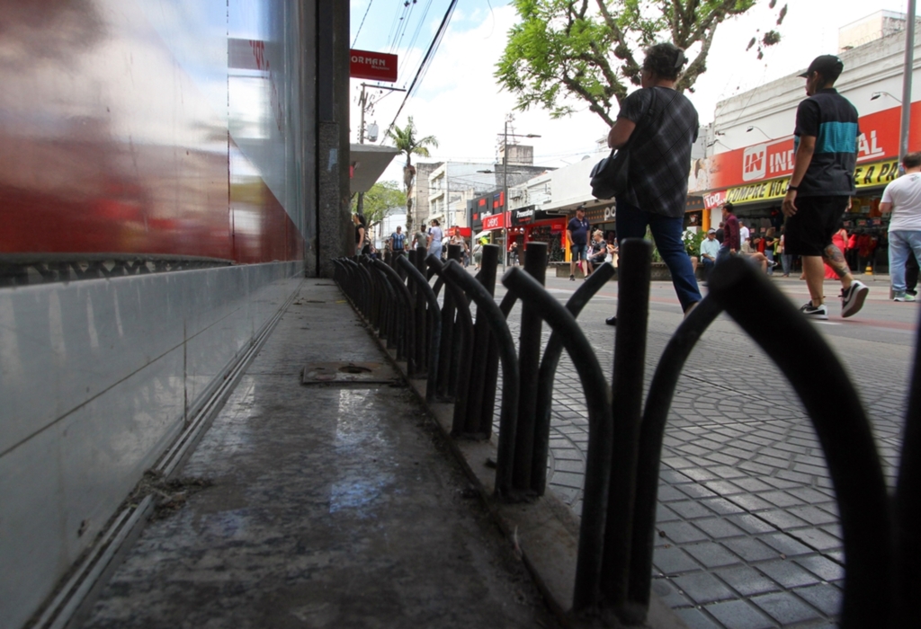 Foto: Carlos Queiroz - DP - Lei proíbe a construção ou a instalação de estruturas hostis em equipamentos públicos