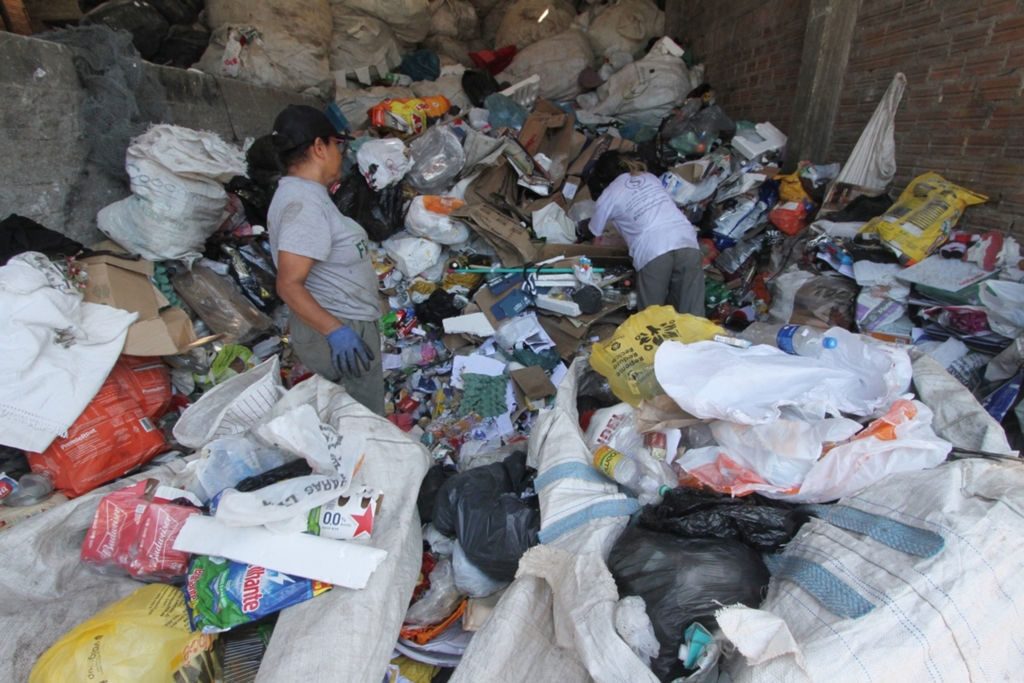 Foto: Jô Folha - DP - Materiais recicláveis são encaminhados às cooperativas
