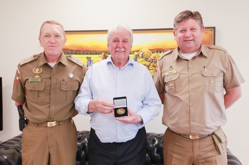 Presidente Sopelsa recebe a moeda Challenge Coins da Polícia Militar de Santa Catarina