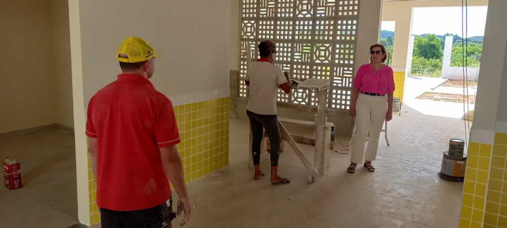 A Prefeita em exercício de Capinzal visita obra da Creche Verdes Campos