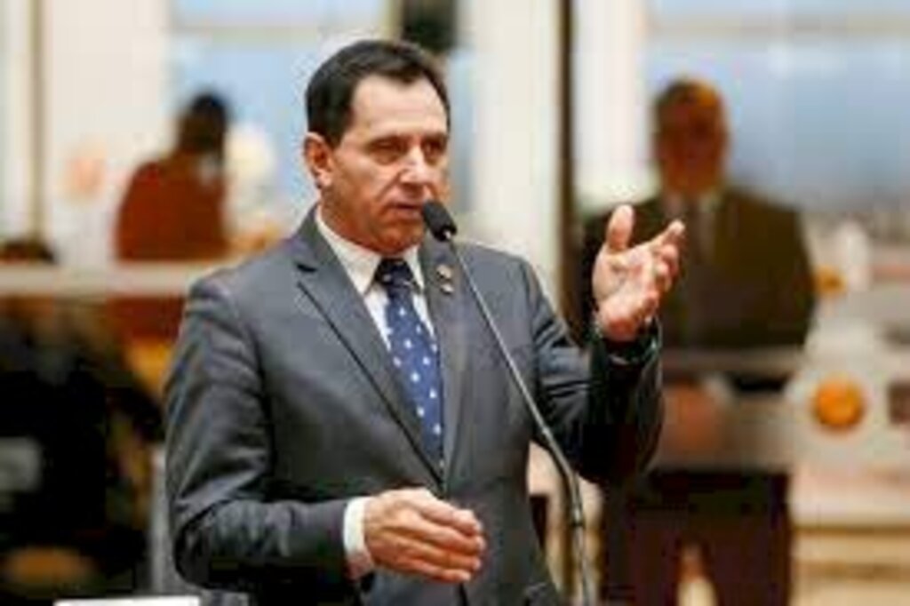 Carro com deputado Coronel Mocellin capota na BR-282 ao desviar de outro veículo