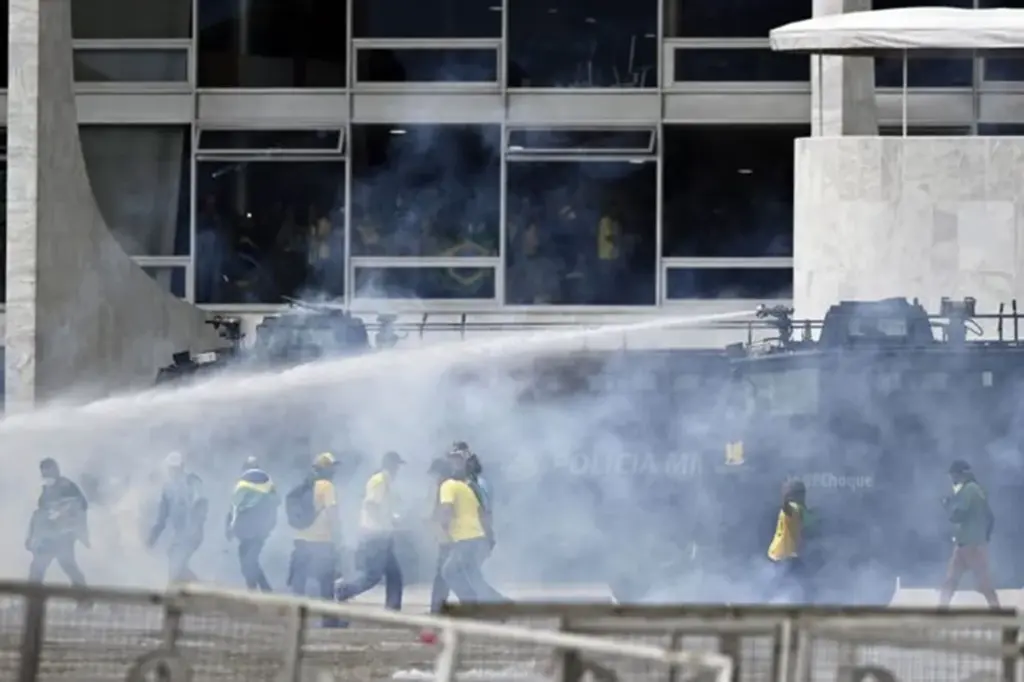  - Sedes dos três poderes foram atacadas por manifestantes bolsonaristas em Brasília. — Foto: EPA via BBC