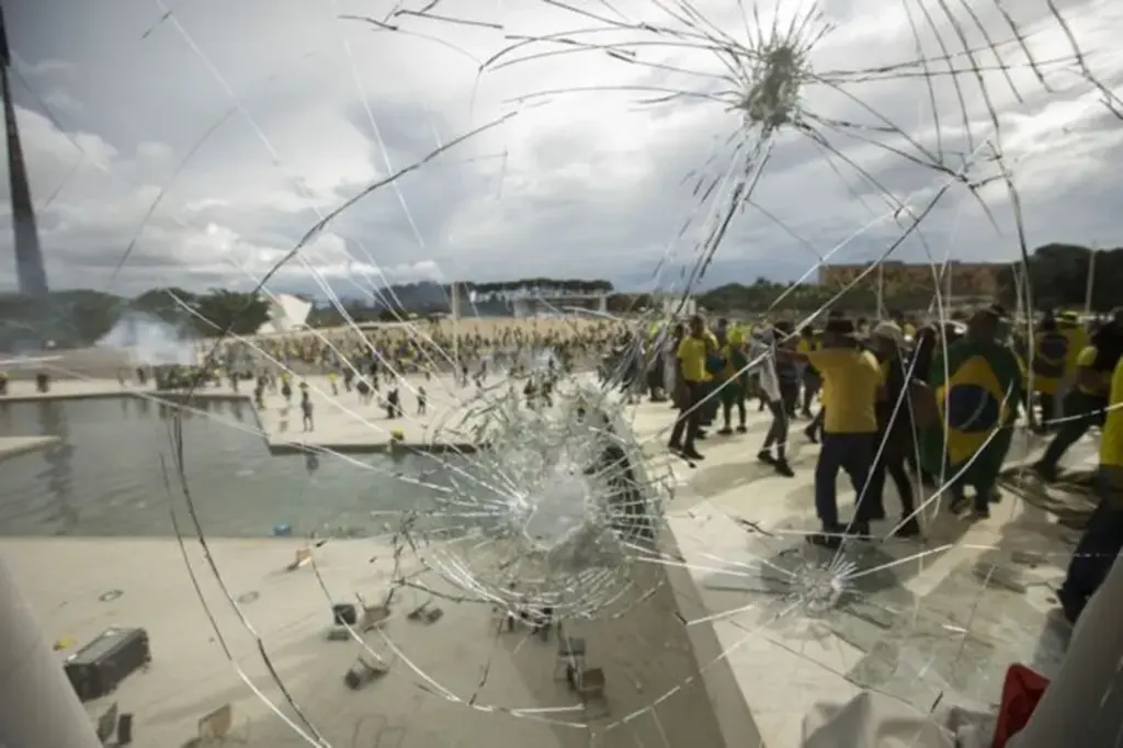  - Bolsonaristas invadiram e depredaram as sedes dos três Poderes em Brasília no último domingo — Foto: JOEDSON ALVES/ANADOLU AGENCY VIA GETTY IMAGES