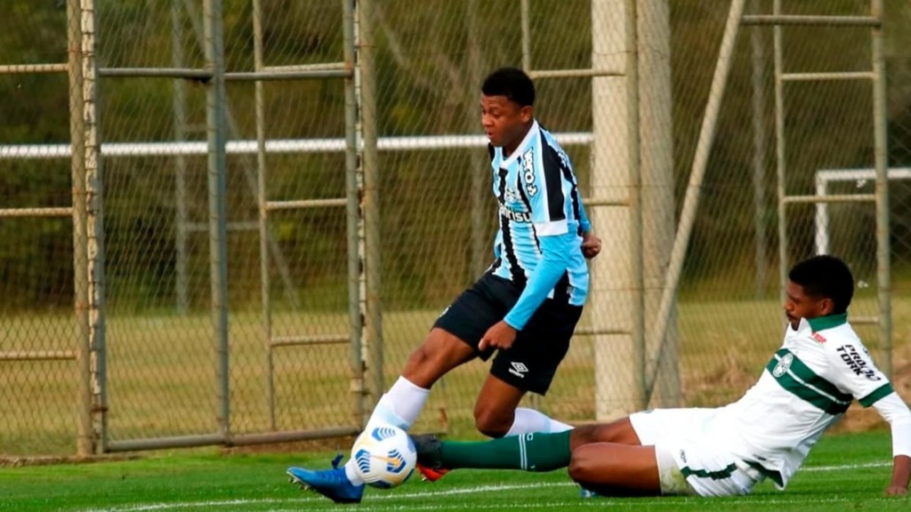 (Foto: Lucas Uebel - GFPA) - O atleta atua como extrema e foi revelado na base do Grêmio