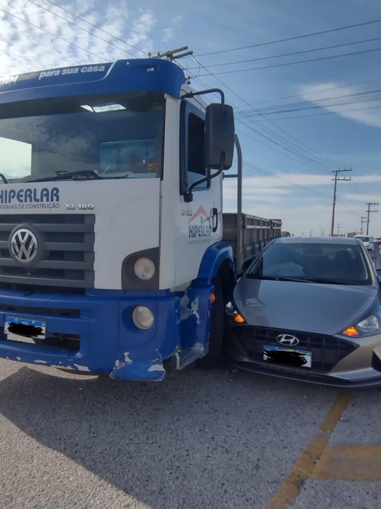 Caminhão colide com carro no trevo da Divinéia