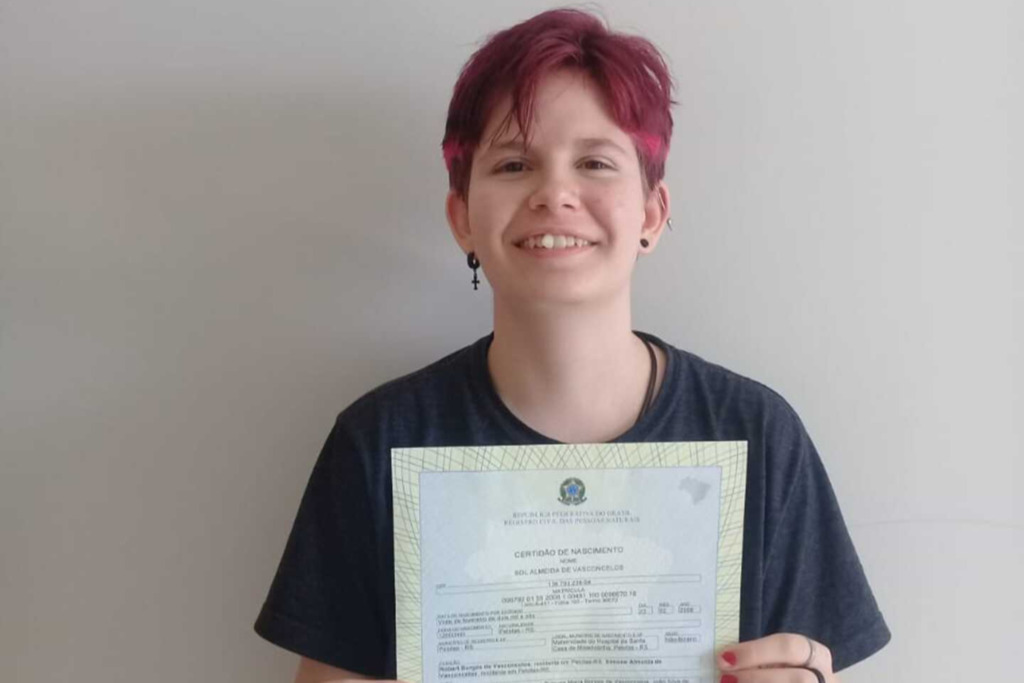 Foto: arquivo pessoal - Sol, de 14 anos, celebra a chegada do novo documento.