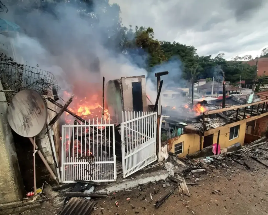  - Incêndio aconteceu em Brusque, no Vale do Itajaí — Foto: Corpo de Bombeiros/Divulgação