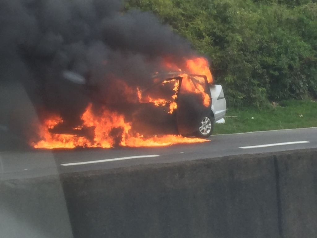 Carro pega fogo após colidir no meio fio em Imbituba