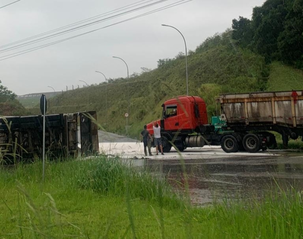 Carreta com carga de sal tomba na Volta da Taboa