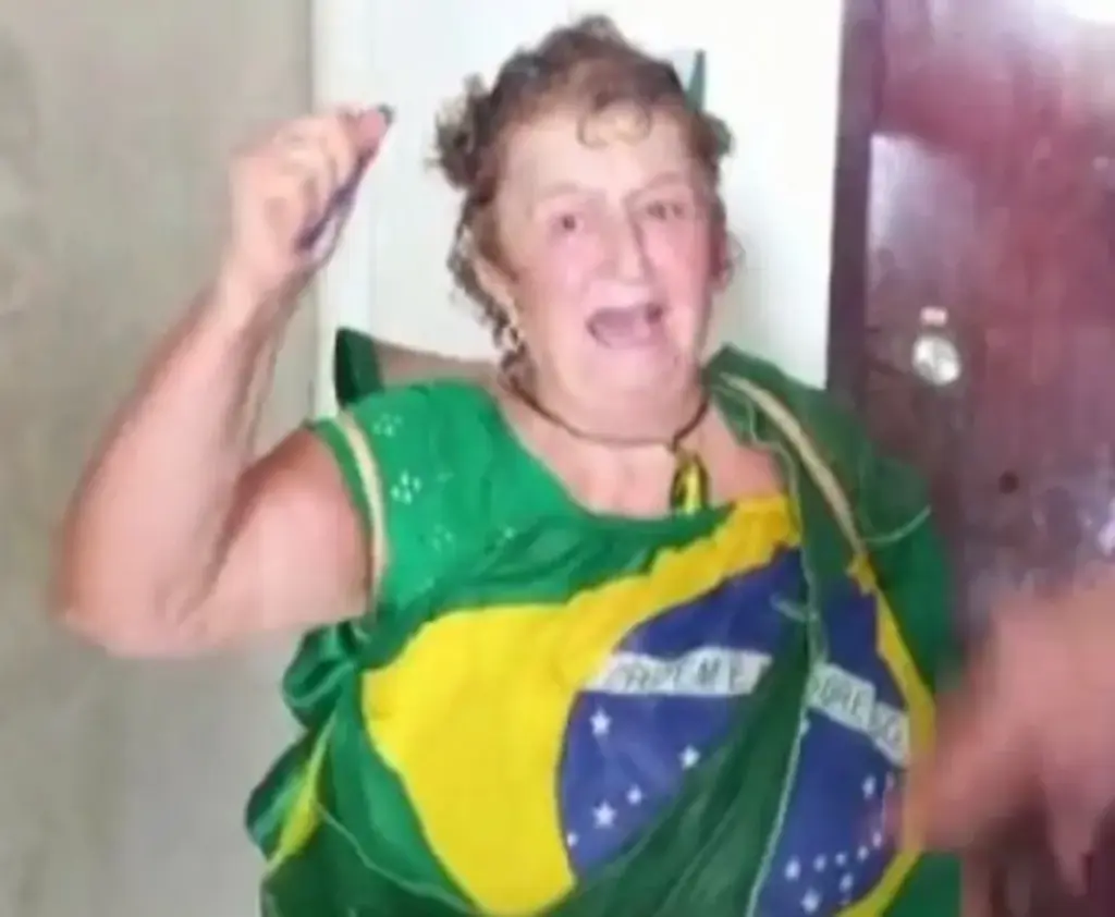  - Maria de Fátima Mendonça Jacinto Souza, bolsonarista radical de SC, aparece em um vídeo invadindo o Planalto — Foto: Redes Sociais/Reprodução