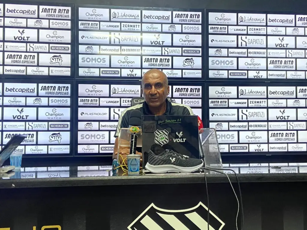 Ex-Vasco, Flamengo e Corinthians, Cristóvão Borges estreia no Figueirense com vitória após três anos longe dos gramados