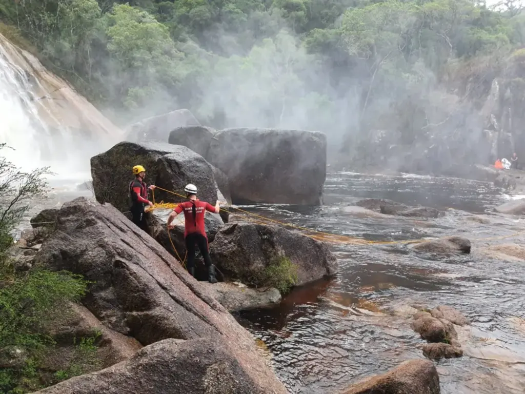  - Bombeiros durante resgate de turistas ilhados em cachoeira de Santo Amaro da Imperatriz — Foto: CBMSC/Divulgação