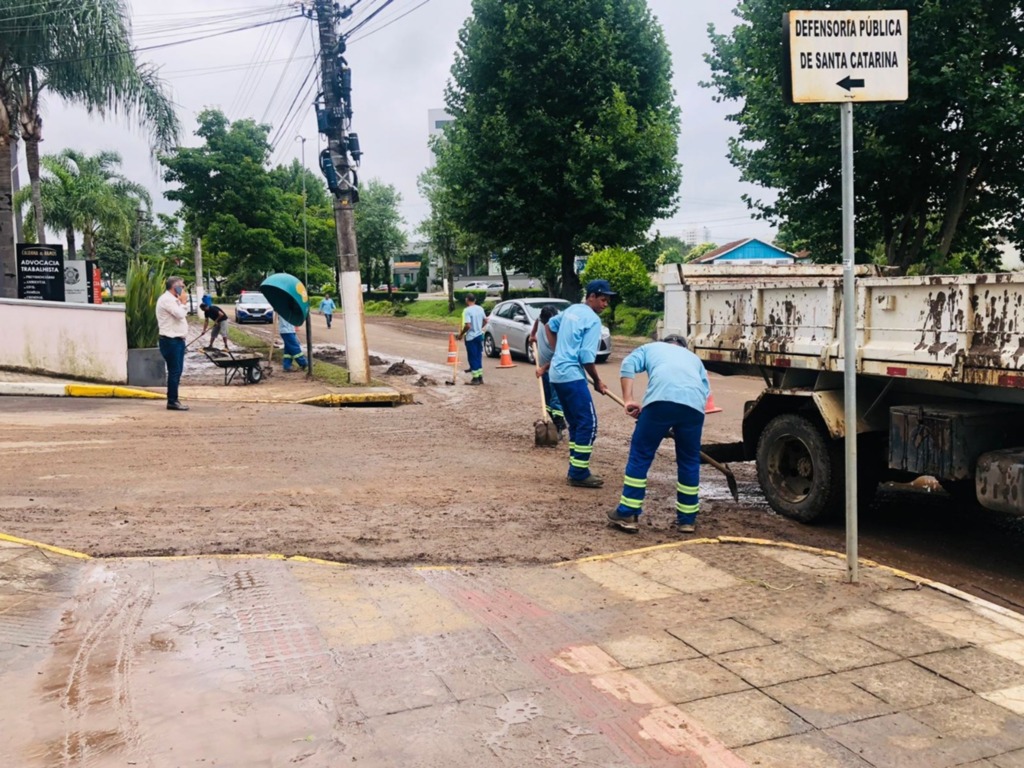 Prefeitura realiza limpeza de ruas e avenidas atingidas pelas enxurradas e alagamentos