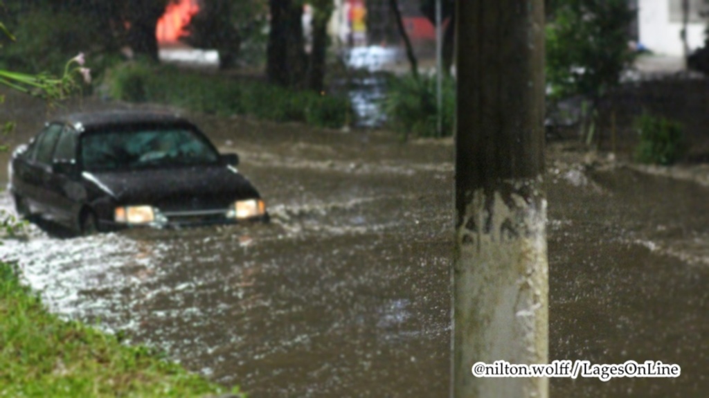 Bombeiros atendem ocorrências provocadas pela chuva