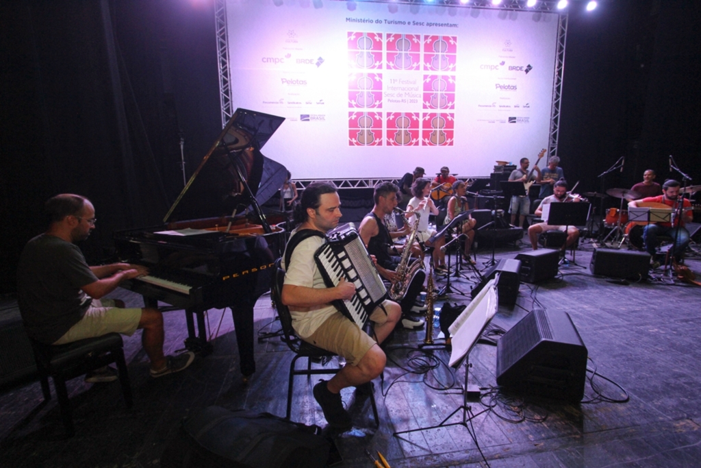 Orquestra de imigrantes e refugiados traz encontro de culturas ao Theatro Guarany