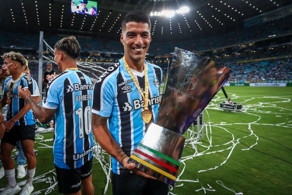 Foto: Lucas Uebel - Grêmio - Uruguaio precisou de 37 minutos para ir três vezes às redes na Arena, na noite desta terça, e já levantou taça