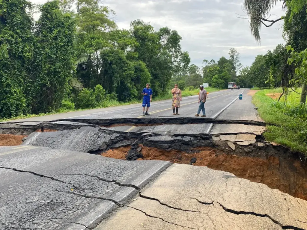  - Pista cedeu e interditou rodovia em Indaial — Foto: Felipe Sales/ NSC TV