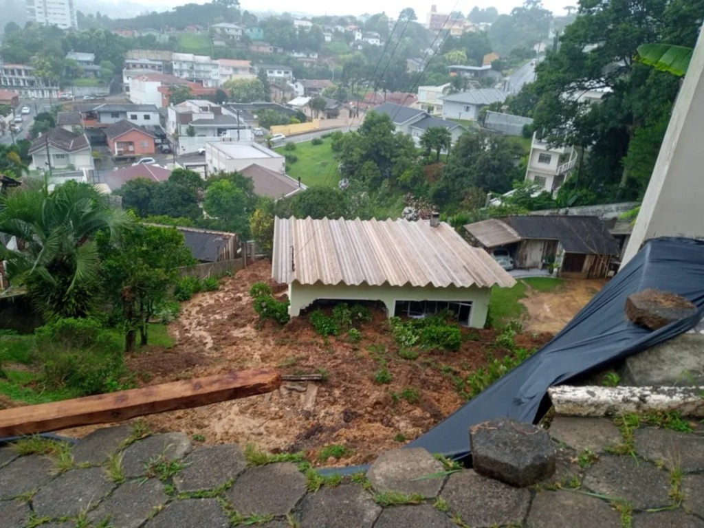 Mulher é atingida por deslizamento de terra dentro de casa durante temporal em SC: 'Tudo para cima de mim'