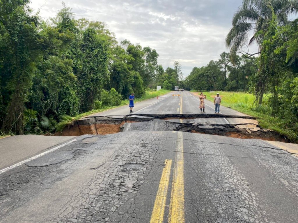 Cratera na BR-470 interdita trânsito em Indaial nos dois sentidos