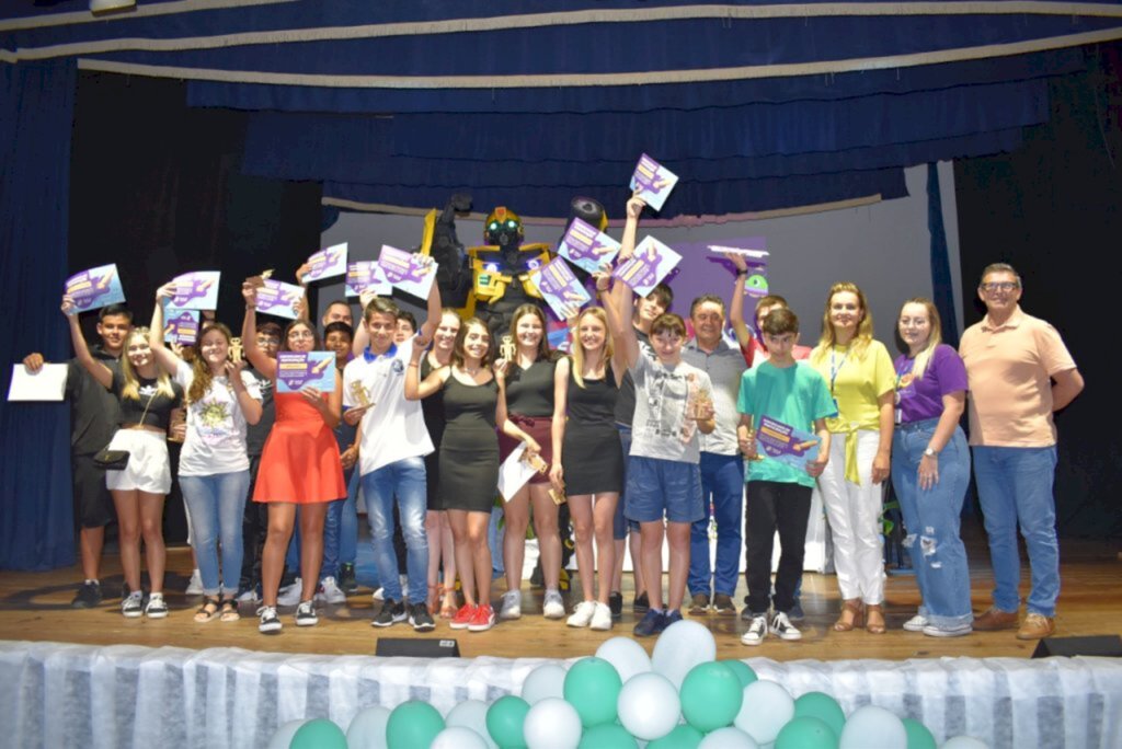 PROJETO ESCOLA DO AMANHA FORMA ALUNOS EM RODEIO