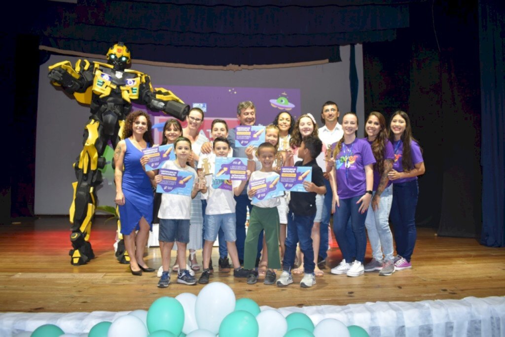PROJETO ESCOLA DO AMANHÃ FORMA ALUNOS EM RODEIO