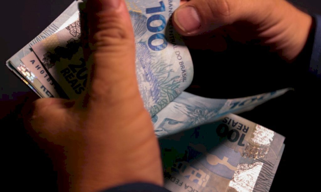 Funcionário recebe R$ 1.6 milhão por engano, se demite, e foge com o dinheiro