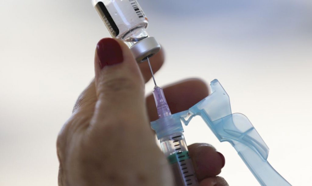 Governo libera quarta dose para maiores de 40 anos