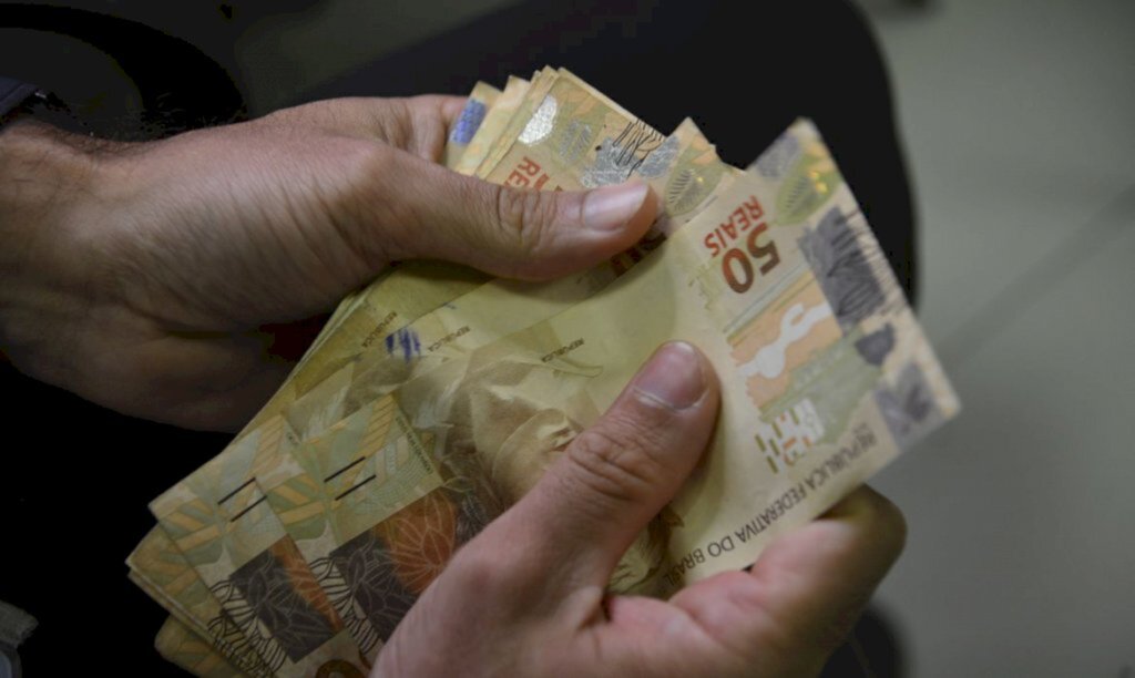 Promulgada lei que fixa o valor do salário mínimo em R$ 1.212