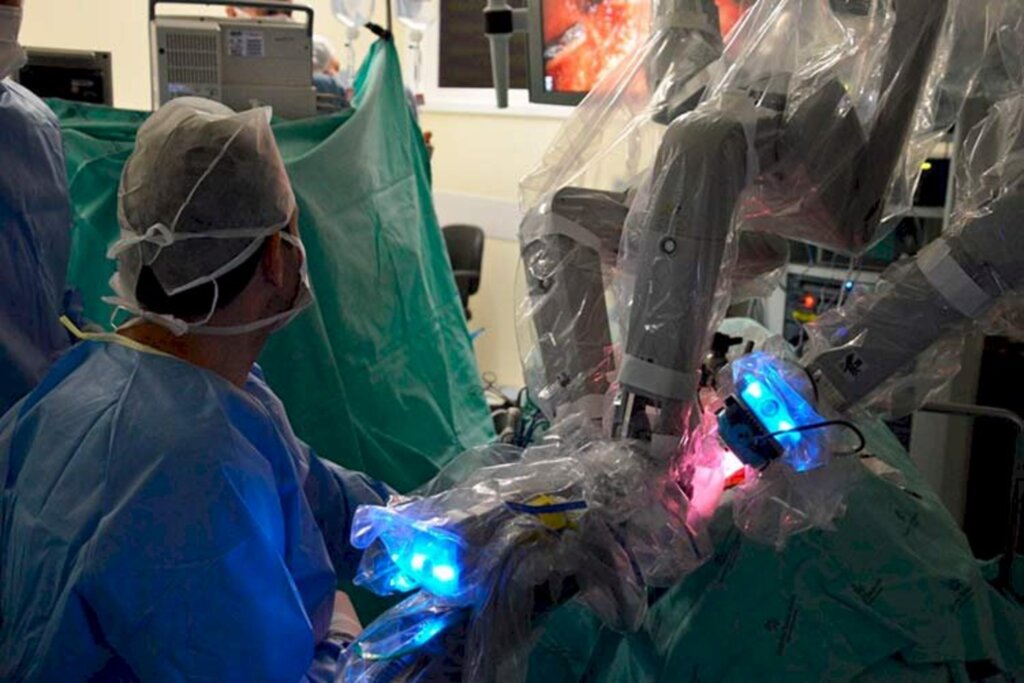 Hospital de Blumenau realiza procedimento robótico inédito em SC