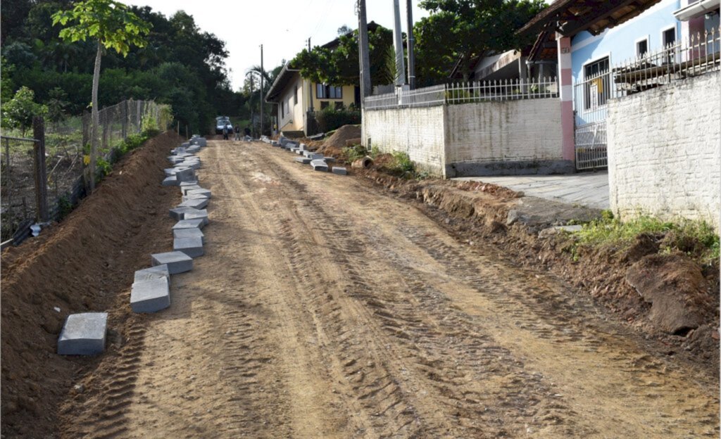INICIADA A PAVIMENTAÇÃO DA RUA VITÓRIO ZERMIANI NO BAIRRO NOVA BRASÍLIA