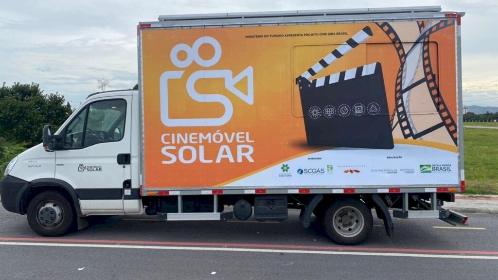 Cinema itinerante leva sessões gratuitas a municípios catarinenses