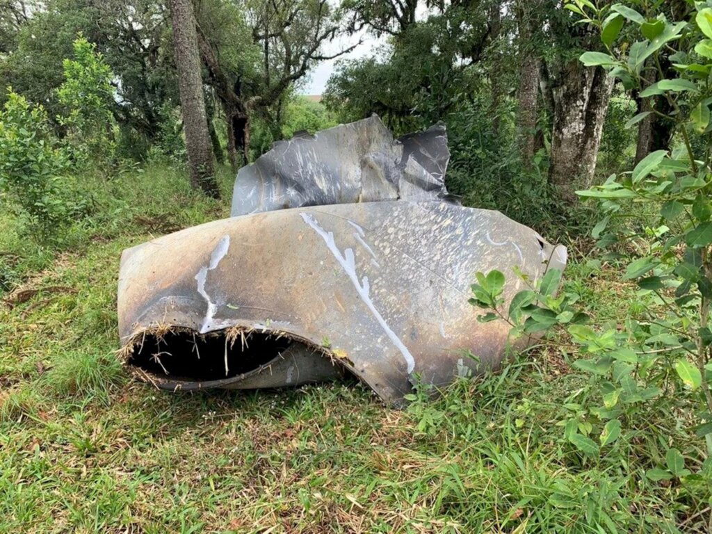 MORADOR ENCONTRA PEÇA DO FOGUETE DA SPACEX QUE CAIU NO PARANÁ