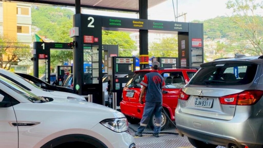 Alta da gasolina provoca caçada ao 'kit gás' em SC e Uber sobe preço de corrida