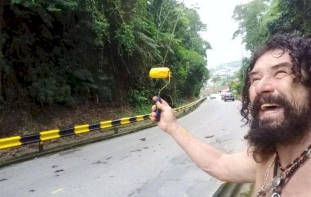 Quem é o homem que pinta e revitaliza sozinho espaços em Santo Amaro da Imperatriz
