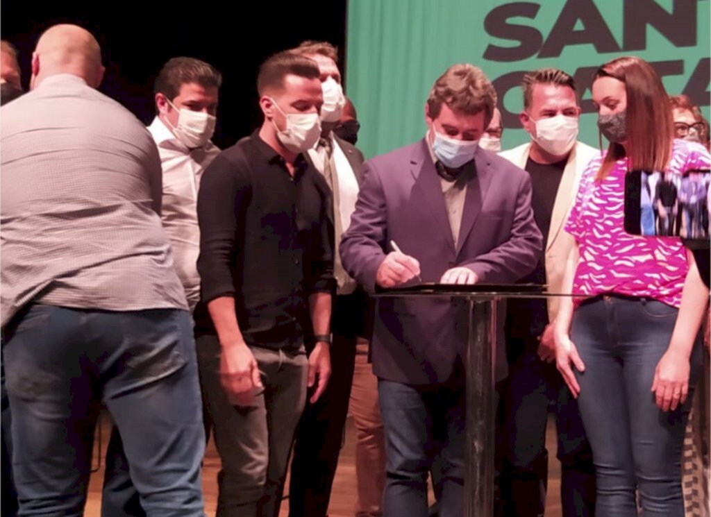 ASSINADA A ORDEM DE SERVIÇO PARA A CONSTRUÇÃO DA QUADRA ESPORTIVA COBERTA DA ESCOLA ESTADUAL SENADOR FRANCISCO BENJAMIN GALLOTTI