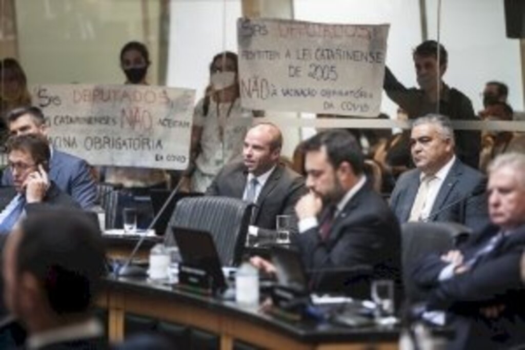 Plenário mantém parecer da CCJ e projeto sobre vacina é arquivado