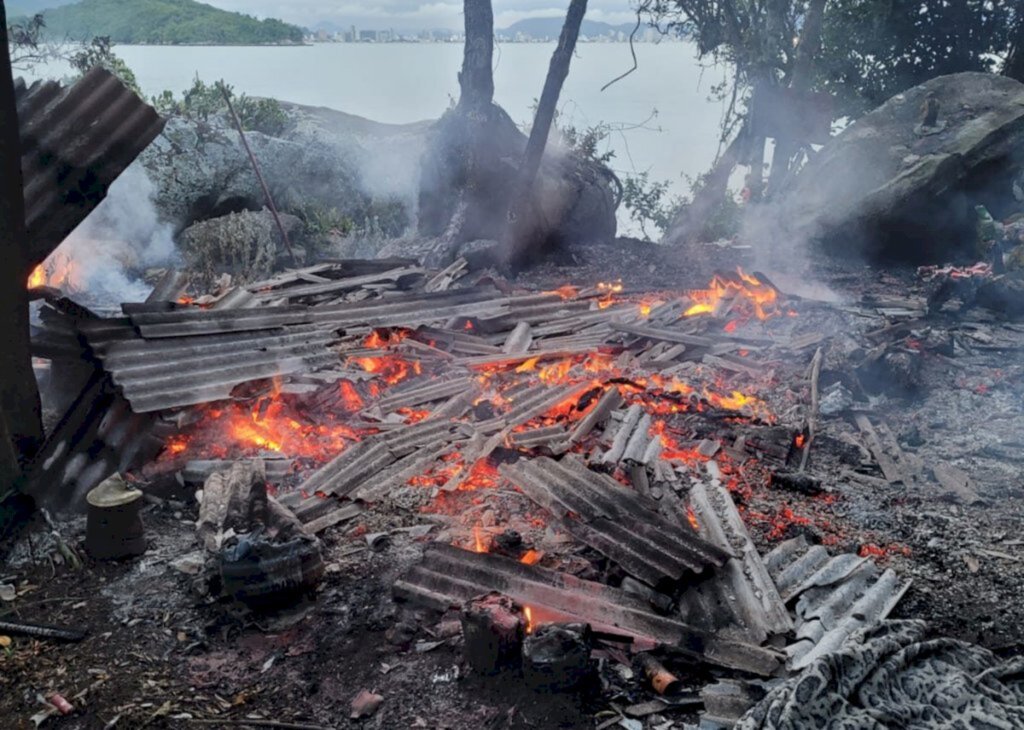 Corpo carbonizado é encontrado em casa de madeira após incêndio