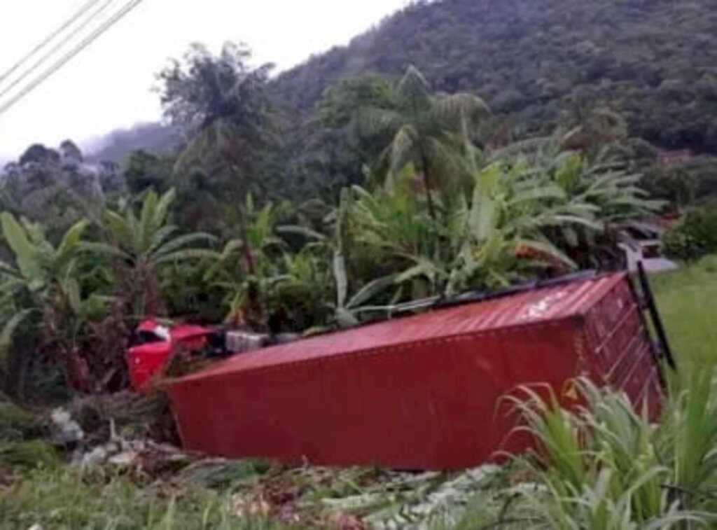 Motorista fica ferido após carreta tombar na BR-470 em Ibirama