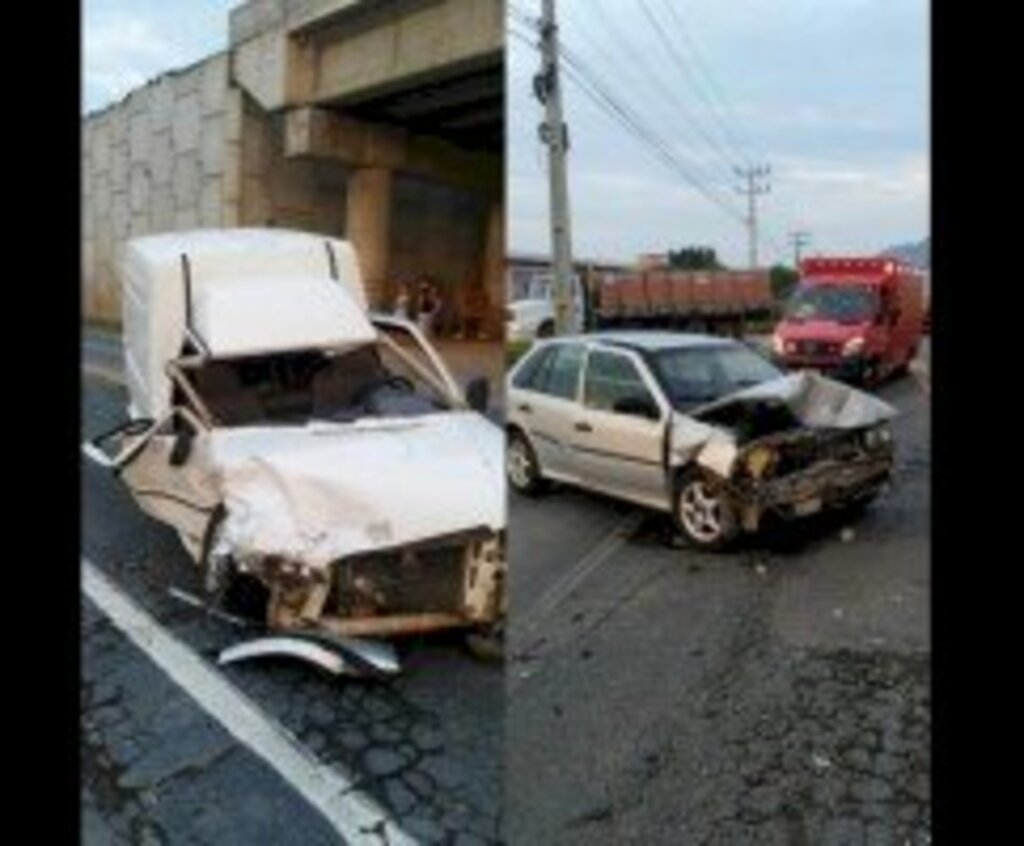 Acidente entre dois carros na BR 470 em Indaial